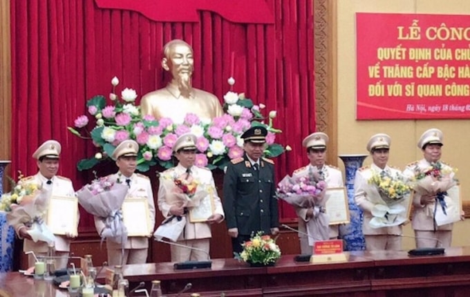 Đại tướng Tô Lâm chúc mừng các đồng chí được thăng hàm cấp tướng. Ảnh: BCA.