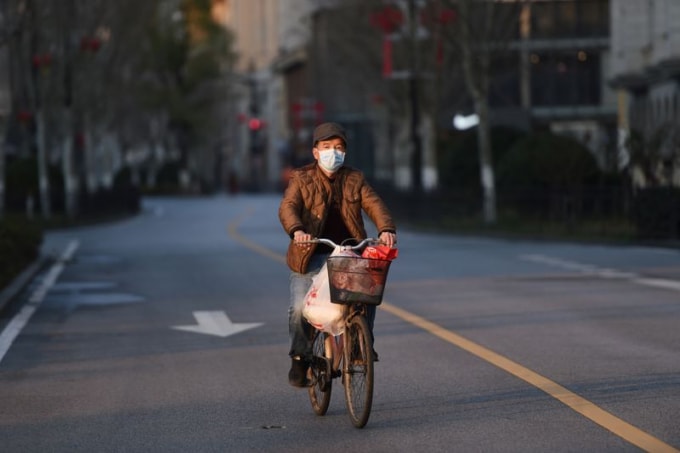 Một người đàn ông đeo khẩu trang ở Trung Quốc. Ảnh: Reuters