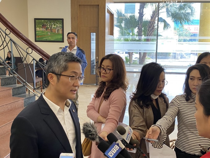 Ông Cao Anh Sơn- Trưởng ban tiếp thị và bán sản phẩm của Vietnam Airlines trả lời giới truyền thông bên lề lễ công bố. Ảnh: Hoàng Dương