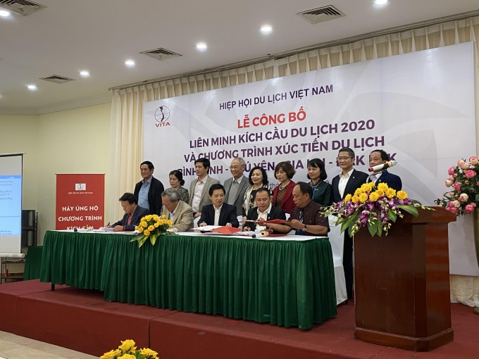 Đại diện các đơn vị ký kết hợp tác kích cầu du lịch 2020. Ảnh: Hoàng Dương