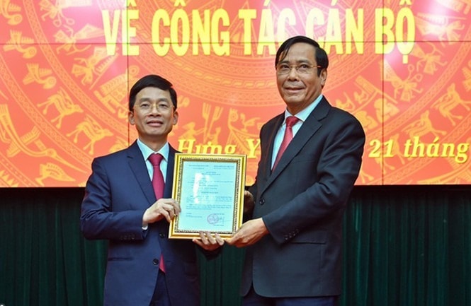 Phó trưởng Ban Thường trực Ban Tổ chức Trung ương Nguyễn Thanh Bình đã trao quyết định của Ban Bí thư cho ông Nguyễn Duy Hưng. Ảnh: Zing.