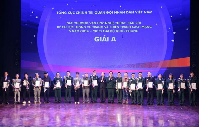 Thượng tướng Nguyễn Trọng Nghĩa, Phó Chủ nhiệm TCCT Quân đội nhân dân Việt Nam và Phó Trưởng Ban thường trực Ban Tuyên giáo Trung ương Võ Văn Phuông trao giải A cho các tác giả đoạt giải. (Ảnh: Lâm Khánh/TTXVN)