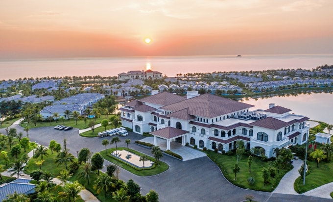 Vinpearl triển khai việc liên kết với các hãng hàng không nội địa để mở các chuyến bay cố định trong nước và quốc tế tới các điểm đến có cơ sở nghỉ dưỡng – vui chơi giải trí tại Nha Trang, Phú Quốc, Đà Nẵng – Nam Hội An.