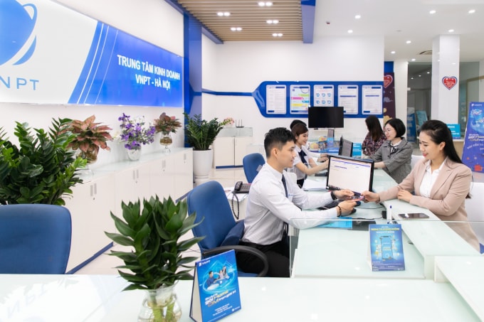 Khách hàng thay sim 4G tại điểm giao dịch VinaPhone.