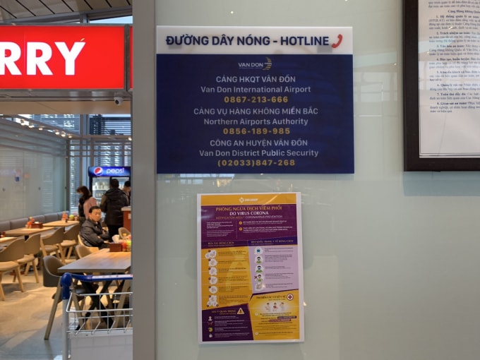 Hotline và thông báo phòng chống dịch viêm phổi cấp được dán tại nhiều vị trí ở sân bay Vân Đồn.
