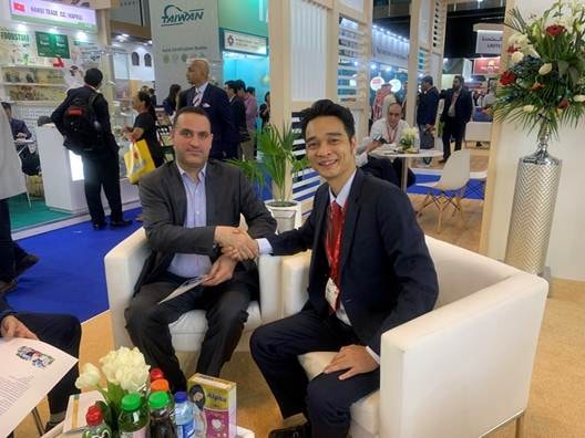 Vinamilk và đối tác tiến hành ký hợp đồng xuất khẩu sữa ngay tại Hội chợ (Ưu tiên hình ký hợp đồng)