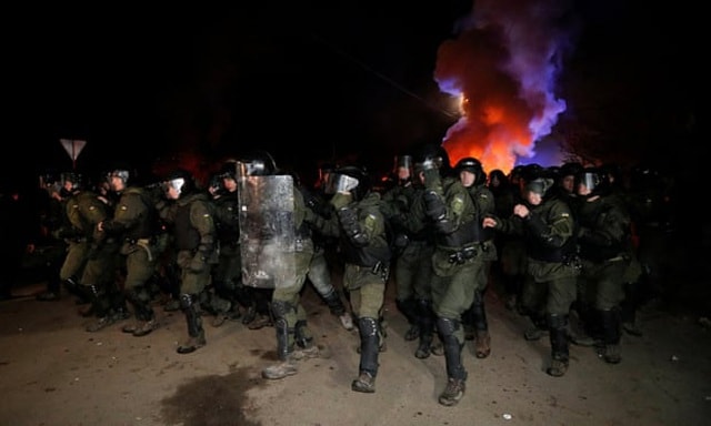 Cảnh sát Ukraine làm nhiệm vụ tại làng Novi Sanzhary, vùng Poltava. Ảnh: Reuters