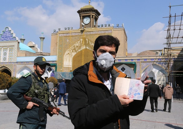 Một người Iran đeo khẩu trang khi tới đền thờ Shah Abdul Azim ở ngoại ô thủ đô Tehran ngày 21-2 - Ảnh: AFP.