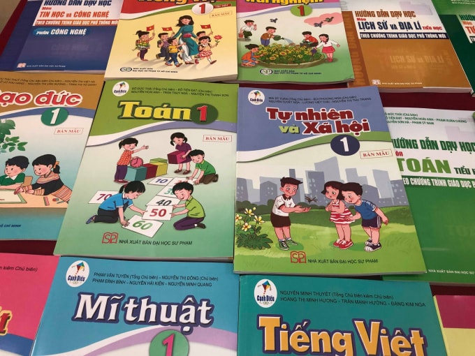 Bộ sách giáo khoa lớp 1 mới đã được công khai về nội dung và giá cả để phụ huynh, học sinh có thể so sánh với sách giáo khoa hiện hành. Ảnh: Báo Dân Việt