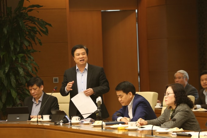 Phát biểu tại cuộc họp, Thứ trưởng Bộ GD&ĐT Nguyễn Hữu Độ cho biết, việc cho trẻ em đi học, như Phó Thủ tướng Vũ Đức Đam đã nói là phải bảo đảm an toàn về chuyên môn và an tâm về tâm lý. Ảnh: VGP