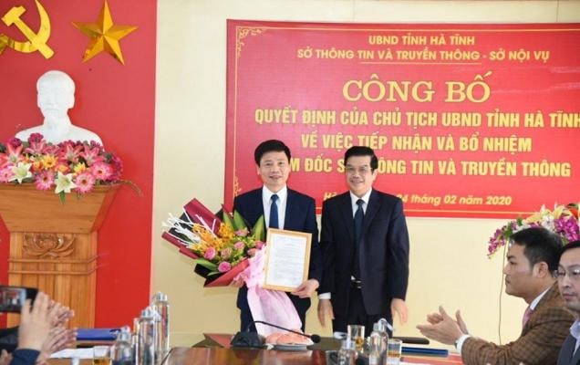Phó Chủ tịch Thường trực UBND tỉnh Hà Tĩnh Đặng Quốc Vinh trao quyết định bổ nhiệm cho ông Nguyễn Công Thành
