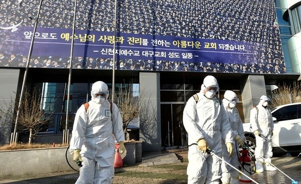 Các nhân viên y tế khử trùng một khu vực ở thành phố Daegu, Hàn Quốc, ngày 19/2. (Ảnh: Reuters)