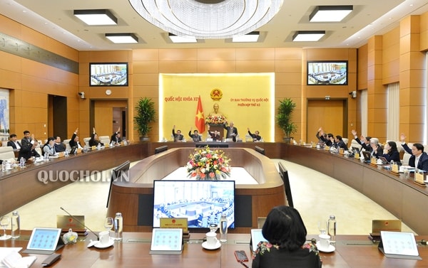 Ủy ban Thường vụ Quốc hội biểu quyết thông qua việc sắp xếp các đơn vị hành chính cấp xã, cấp huyện tại 6 tỉnh, thành phố tại phiên họp thứ 42. Ảnh: quochoi.vn