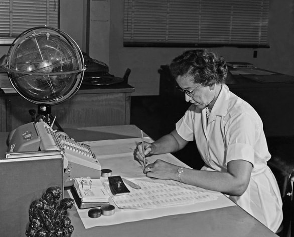 Katherine Johnson thực hiện công việc giải toán tại NASA, bức ảnh được chụp năm 1962 - Ảnh: NASA