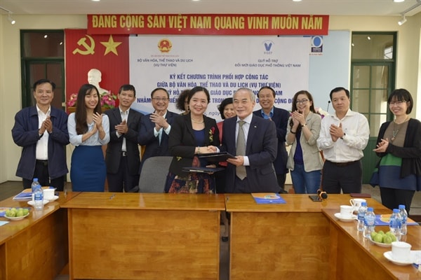 Lễ ký kết thỏa thuận hợp tác giữa Qũy VIGEF và Vụ Thư viện- Bộ VHTT &DL về phát triển văn hóa đọc trong nhà trường và cộng đồng. Ảnh: Đức Anh