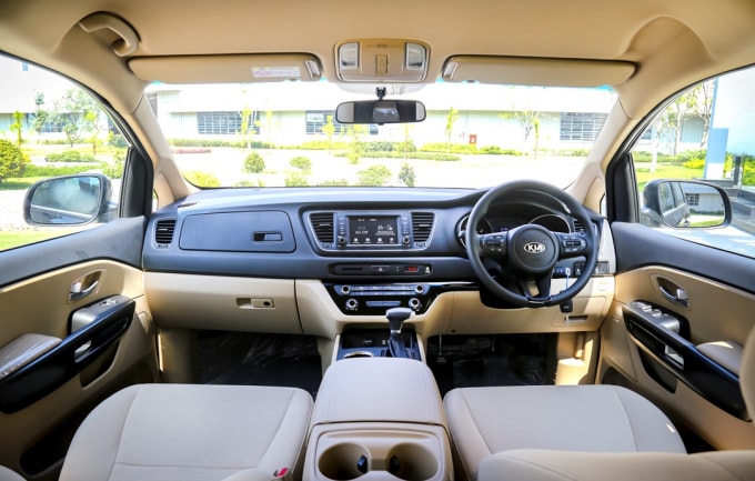Khoang lái rộng rãi cửa Kia Grand Carnival (ở Việt Nam là Kia Sedona).