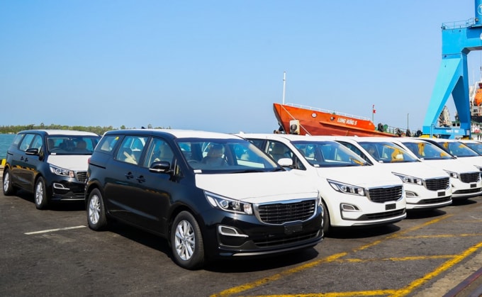 40 chiếc Kia Grand Carnival là lô xe du lịch đầu tiên THACO xuất sang thị trường Thái.