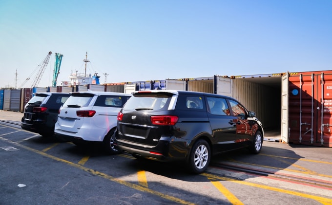 Lô xe được đưa vô container tại KCN THACO Chu Lai (Quảng Nam) để về Cát Lái (TP.HCM).