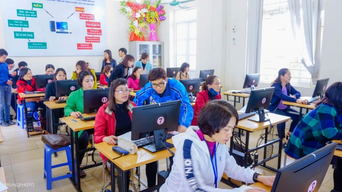 Các giáo viên tại trường TH Trần Quốc Toản-Hoà Bình tham gia tập huấn dịch vụ VNPT E-Learning.