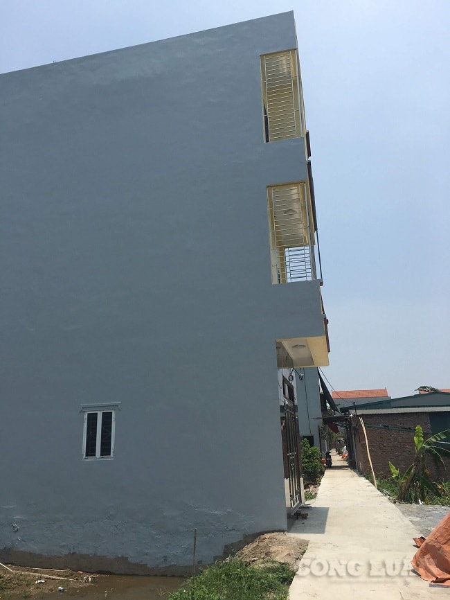 Khu dân cư trên đất nông nghiệp tại Cây Hôi được hình thành với những nhà cao tầng trong khi không có quy hoạch, khu trước cách khu sau bằng con đường chưa đầy 2m.