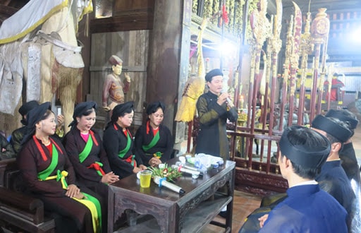 Liền anh, liền chị chuẩn bị hát đối tại đình làng Thổ Hà. Ảnh: Tư liệu
