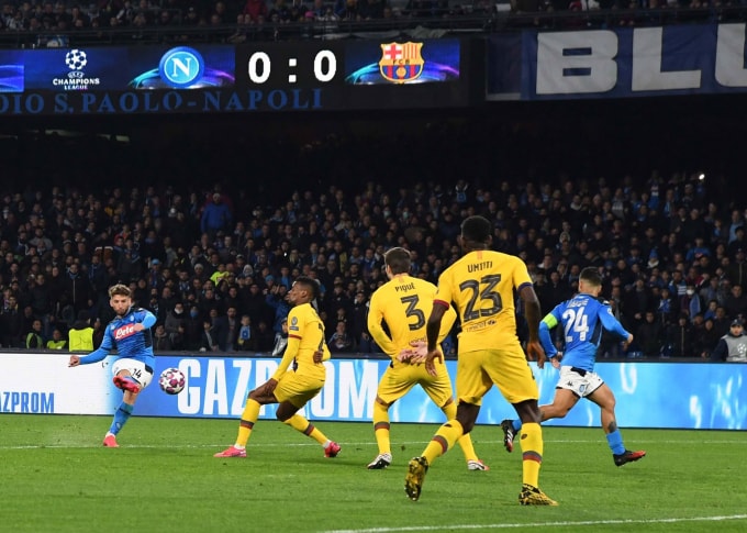 Mertens lập công chuẩn xác, đưa Napoli dẫn bàn. Ảnh: Getty