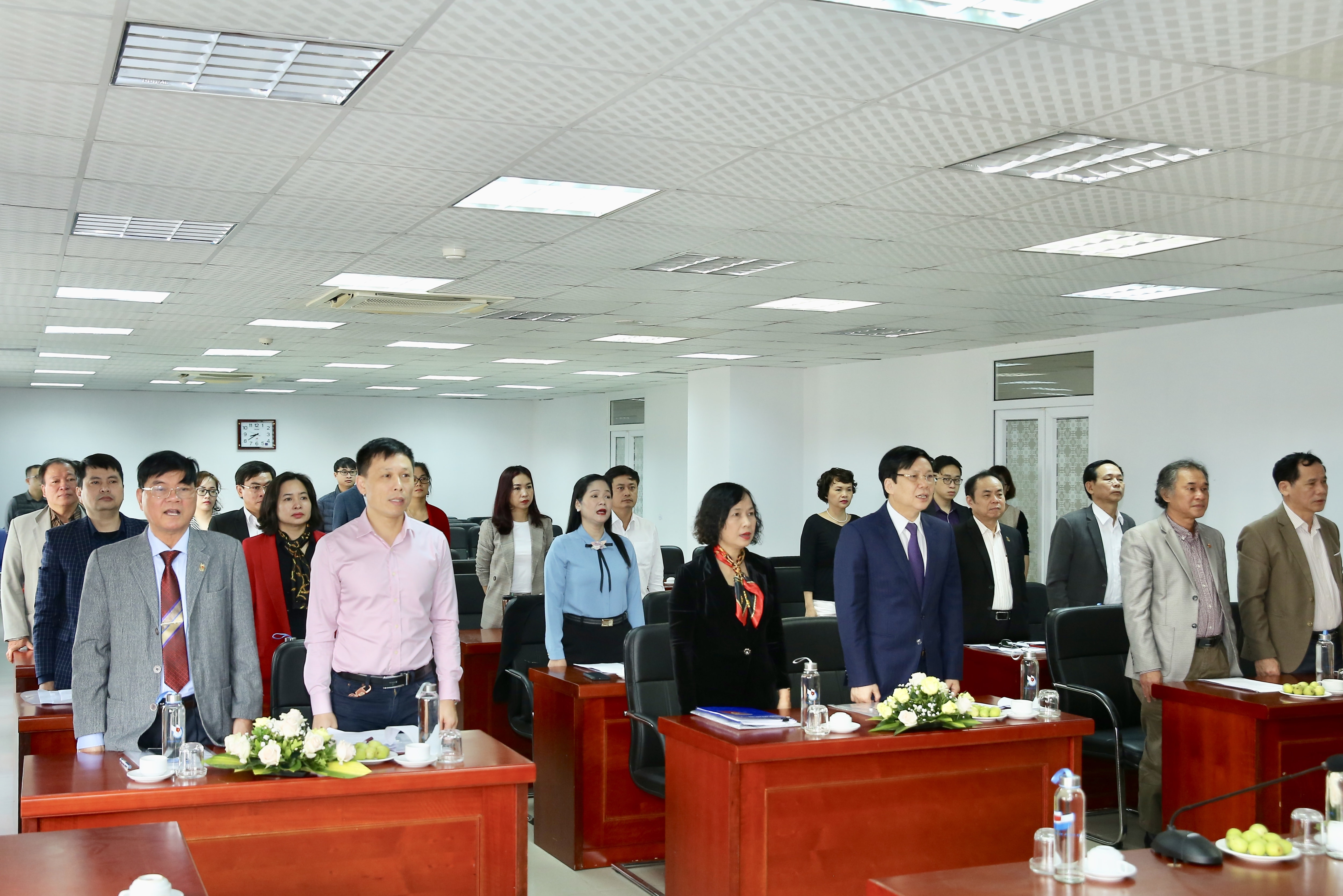 Các đồng chí tham dự thực hiện nghi lễ chào cờ. Ảnh: Sơn Hải