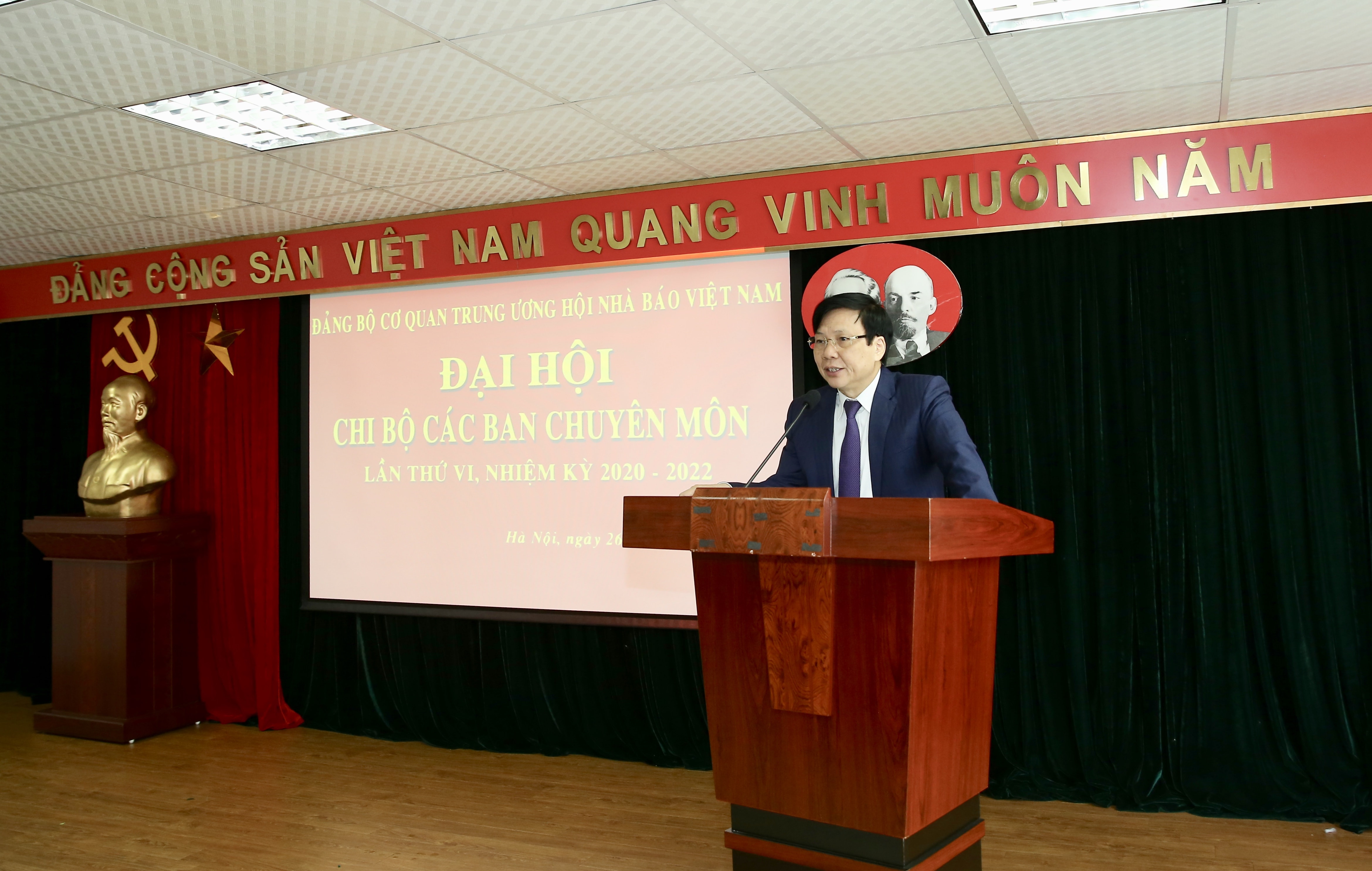 Đồng chí Hồ Quang Lợi, Phó Bí thư Đảng Đoàn Hội Nhà báo Việt Nam, Bí thư Đảng Ủy Cơ quan trung ương Hội Nhà báo Việt Nam, Phó Chủ tịch Thường trực Hội Nhà báo Việt Nam phát biểu tại Đại hội. Ảnh: Sơn Hải