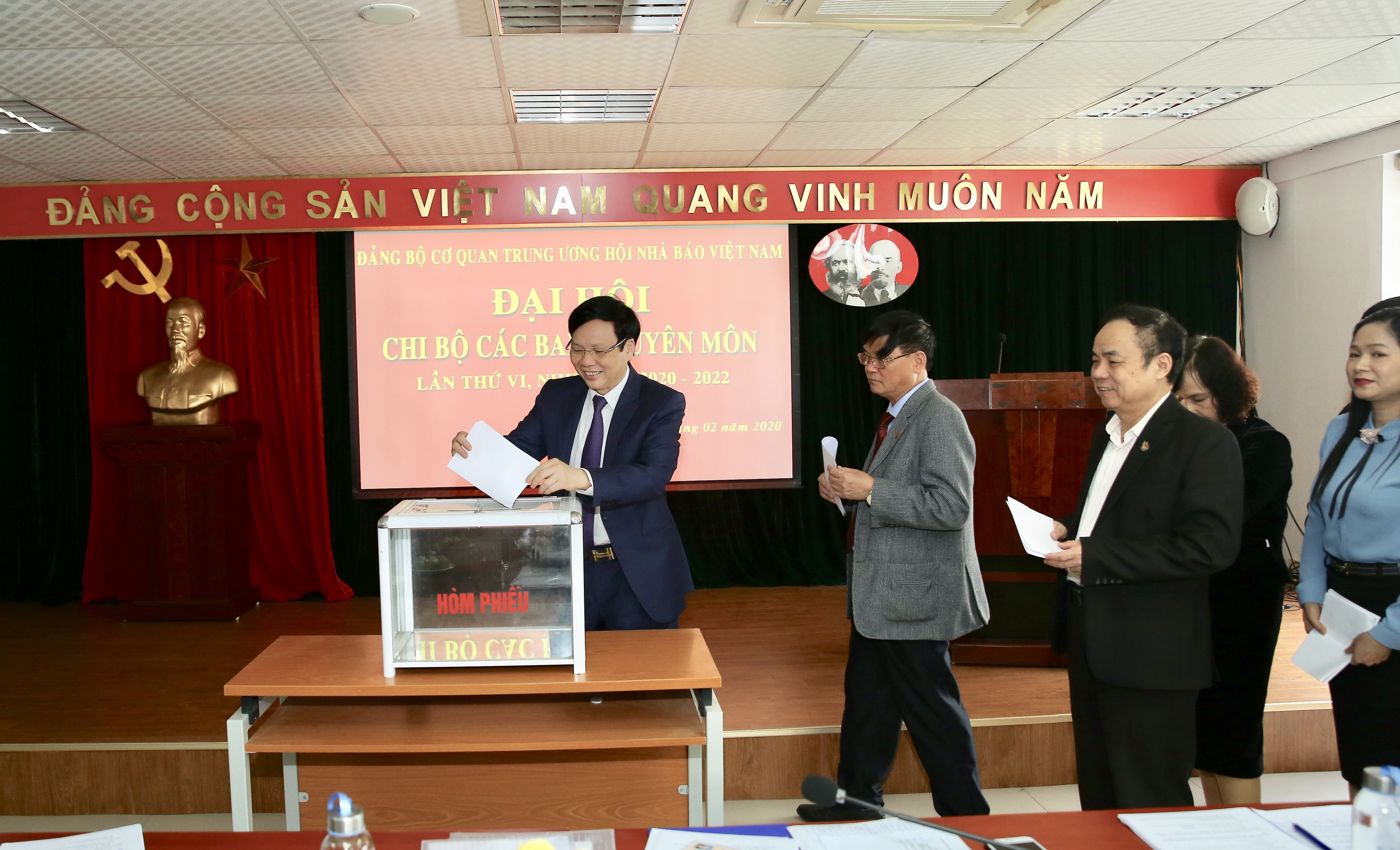 Các đồng chí trong Chi bộ tiến hành bỏ phiếu bầu ra Chi ủy nhiệm kỳ mới. Ảnh: Sơn Hải