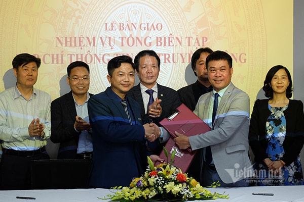 Ông Vũ Chí Kiên bàn giao nhiệm vụ Tổng biên tập Tạp chí Thông tin và Truyền thông cho ông Nguyễn Văn Bá. Ảnh: Trọng Đạt - vietnamnet.vn