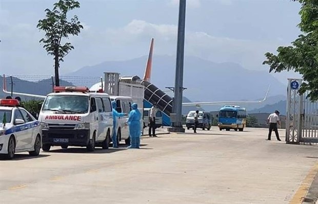 Xe chở hành khách cách ly trước cổng Sân bay Quốc tế Đà Nẵng. Ảnh: Văn Dũng