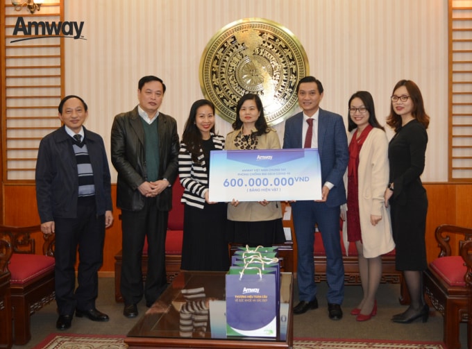 Ông Nguyễn Phương Sơn – Giám đốc Đối ngoại Amway Việt Nam trao biển tượng trưng số tiền tài trợ cho đại diện Báo Điện Tử Chính Phủ.