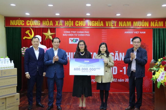 Lãnh đạo Cổng Thông Tin Điện Tử Chính phủ trao tặng sản phẩm cho Lãnh đạo Ủy ban nhân dân và Hội chữ thập đỏ tỉnh Lạng Sơn.