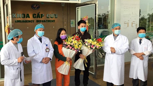 Hai bệnh nhân nhiễm COVID-19 điều trị tại Bệnh viện Bệnh nhiệt đới Trung ương được ra viện. Ảnh: TNO