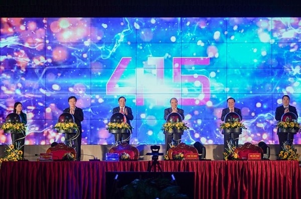 Thủ tướng bấm nút hòa mạng các Chi cục Thuế khu vực vào hệ thống quản lý thuế chung của cả nước. Ảnh: VGP