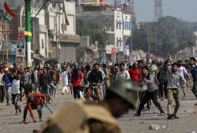 Khung cảnh biểu tình bạo lực trên đường phố New Delhi. Ảnh: Reuters
