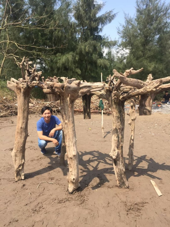 Họa sĩ Phan Nguyễn bên tác phẩm sắp đặt “Tái sinh” của hai nhà điêu khắc Lương Trịnh, Văn Tịch.