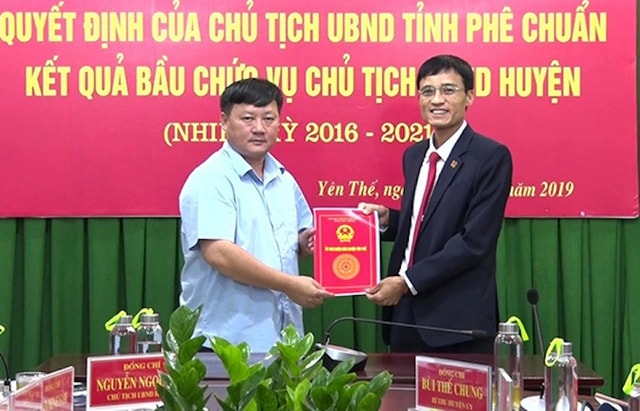 Bí thư huyện uỷ Yên Thế Bùi Thế Chung (bên phải) trao Quyết định của Chủ tịch UBND tỉnh Bắc Giang cho tân Chủ tịch UBND huyện Yên Thế Nguyễn Ngọc Sơn. (Ảnh: Cổng thông tin điện tử huyện Yên Thế)