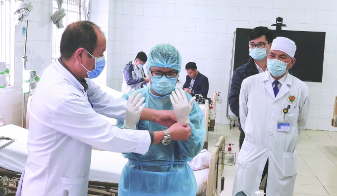 Bác sĩ Nguyễn Quốc Hùng - Giám đốc Bệnh viện dã chiến số 2, tỉnh Quảng Ninh hướng dẫn nhân viên y tế xử lý tình huống tại Bệnh viện dã chiến.
