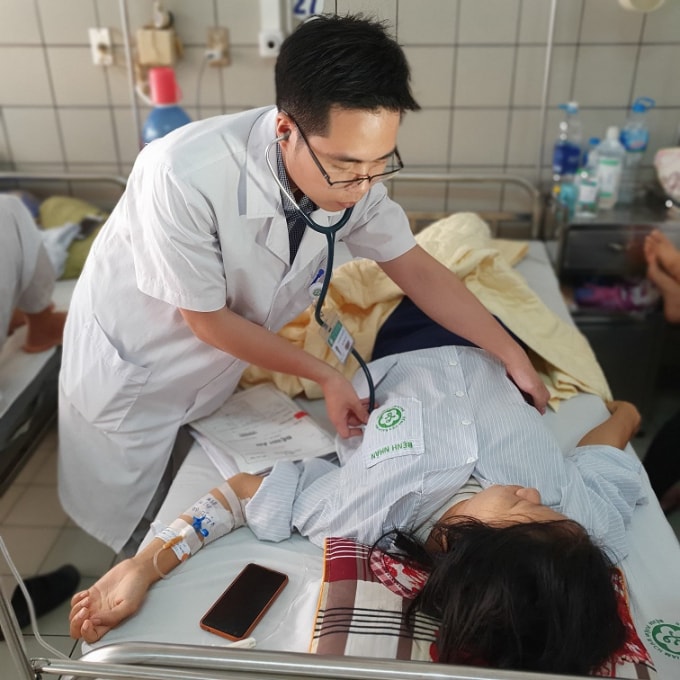 Bác sỹ Khoa Thận Tiết niệu (Bệnh viện Bạch Mai) thăm khám cho bệnh nhân.
