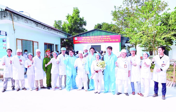 Bệnh viện đa khoa khu vực Quang Hà (huyện Bình Xuyên) trong ngày 2 bệnh nhân mắc COVID-19 được xuất viện. Ảnh: Hoàng Hùng/TTXVN