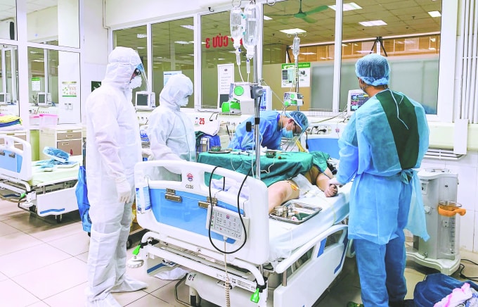 Các bác sĩ thăm khám cho bệnh nhân nghi nhiễm virus.