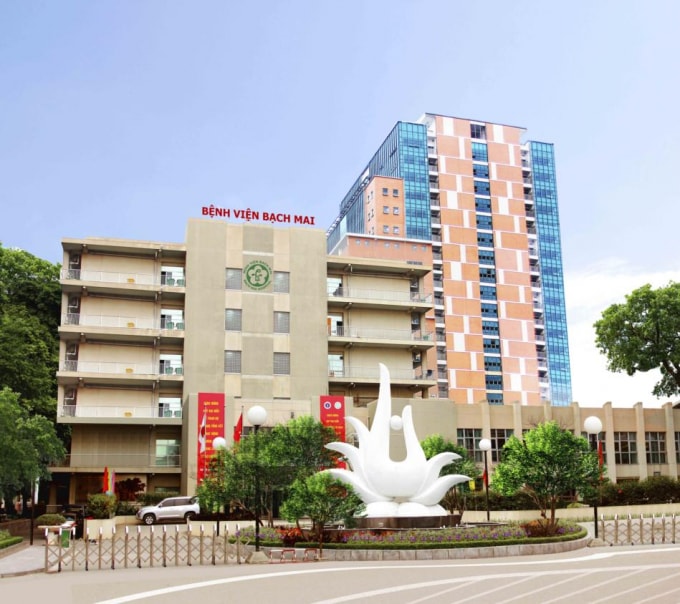 Cổng chính bệnh viện Bạch Mai.
