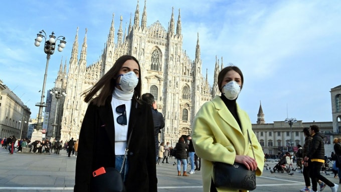 Người dân đeo khẩu trang phòng dịch viêm đường hô hấp cấp Covid-19 tại Italy.
