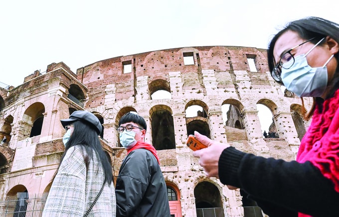 Người dân đeo khẩu trang phòng dịch viêm đường hô hấp cấp Covid-19 tại Italy.
