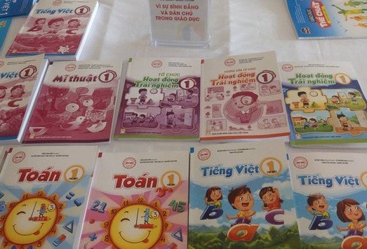 Bộ GD&ĐT vừa phê duyệt thêm 7 sách giáo khoa, nâng tổng số sách giáo khoa lớp 1 chương trình giáo dục phổ thông mới lên 45 cuốn. Ảnh TL.