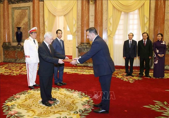 Ông Mahmoud Daiffallah Al-Hamoud, Đại sứ Đặc mệnh toàn quyền Vương quốc Hashemite Jordan tại Việt Nam, trình Quốc thư lên Tổng Bí thư, Chủ tịch nước Nguyễn Phú Trọng. Ảnh: TTXVN.