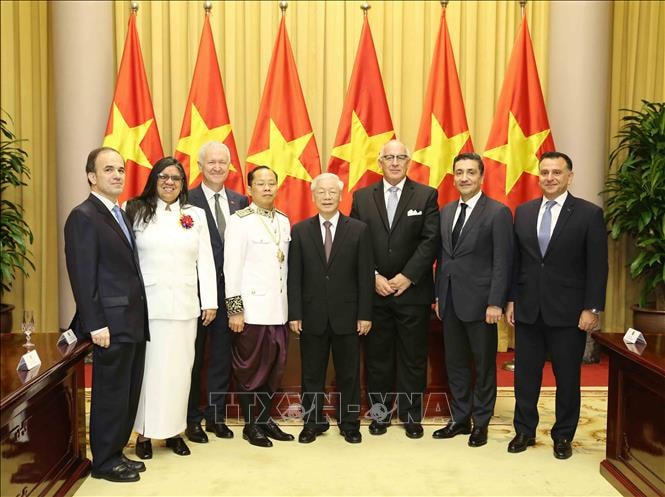 Tổng Bí thư, Chủ tịch nước Nguyễn Phú Trọng chụp ảnh chung các Đại sứ. Ảnh:TTXVN.