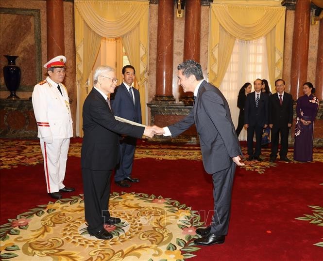 Ông Raul Alberto Florentin Antola, Đại sứ Đặc mệnh toàn quyền Cộng hòa Paraguay tại Việt Nam, trình Quốc thư lên Tổng Bí thư, Chủ tịch nước Nguyễn Phú Trọng. Ảnh: TTXVN.