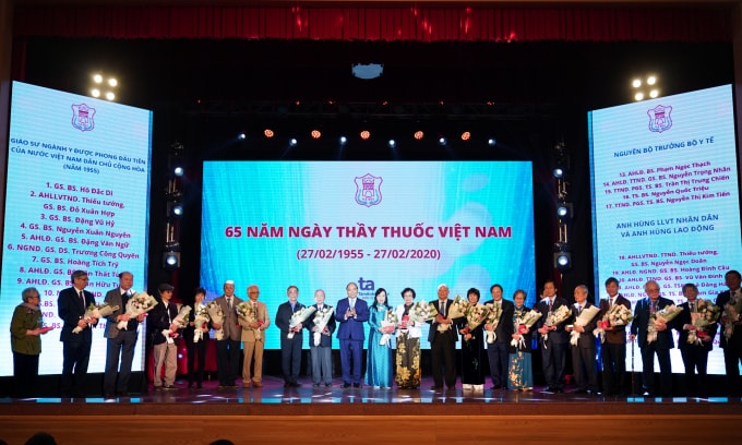 Thủ tướng Nguyễn Xuân Phúc trao tặng và truy tặng kỷ niệm chương cho các Giáo sư, Phó Giáo sư, Tiến sĩ trong ngành y tế. Ảnh: VGP.